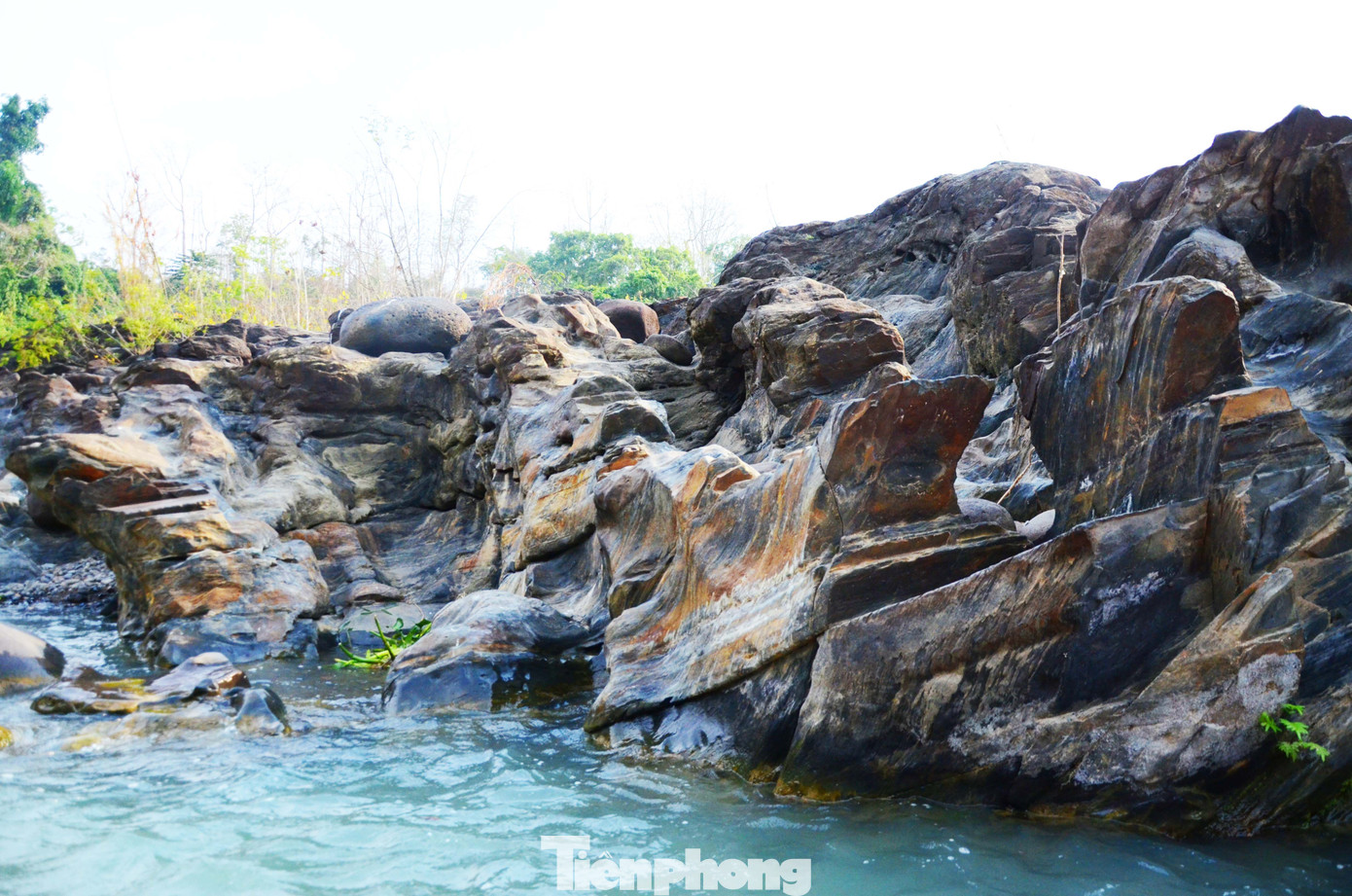 Kỳ ảo bãi đá trăm triệu năm bên sông Sêrêpốk ảnh 3