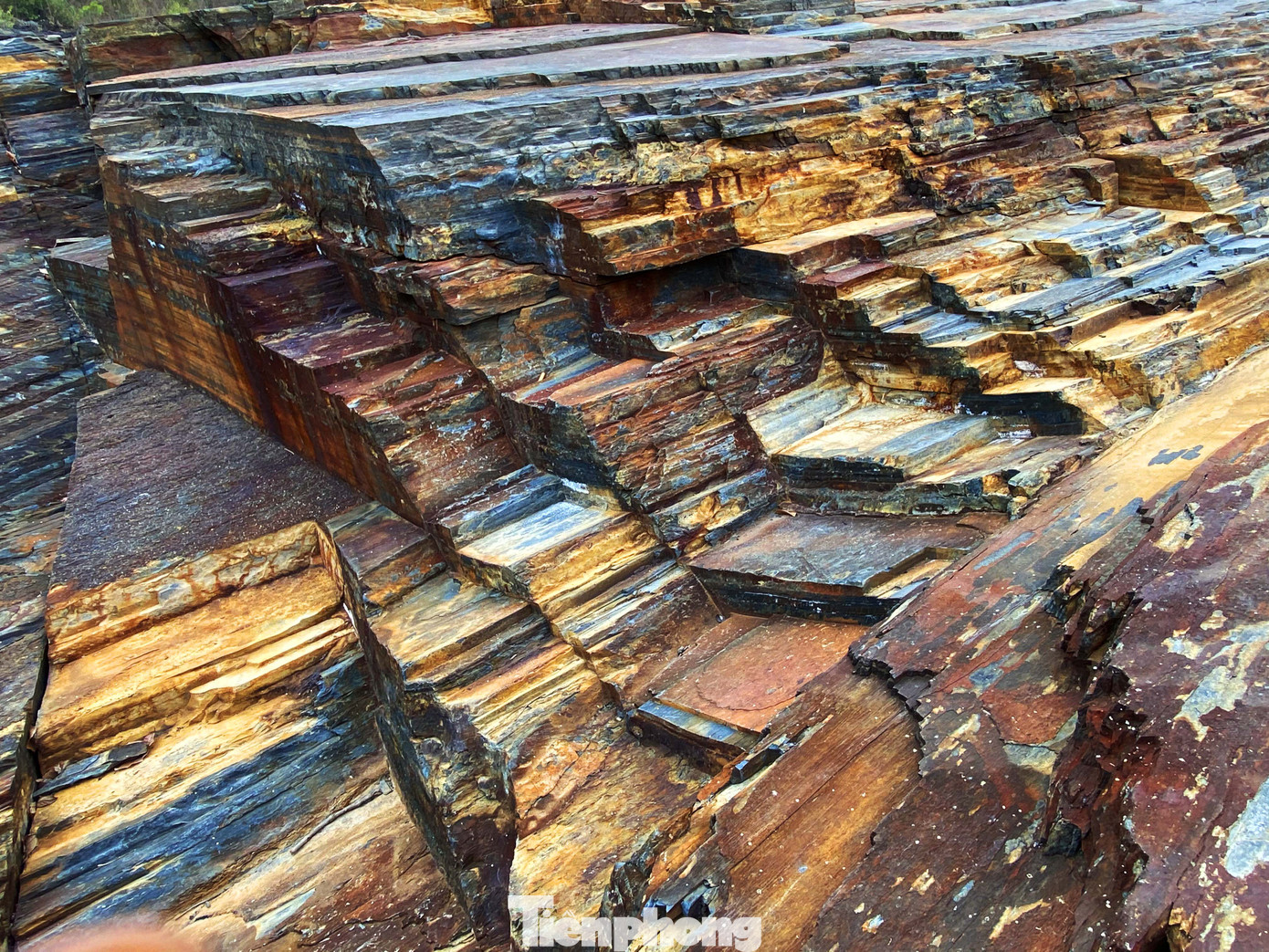 Kỳ ảo bãi đá trăm triệu năm bên sông Sêrêpốk ảnh 5