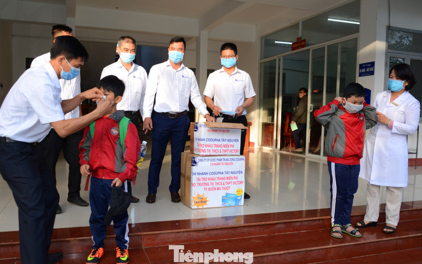 Người dân Tây Nguyên được tặng hơn 100 nghìn khẩu trang phòng virus corona ảnh 2