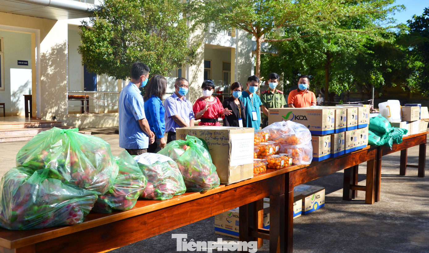 Báo Tiền phong trao 3 đợt quà 'Chung tay chống dịch COVID-19' ở Tây Nguyên ảnh 1