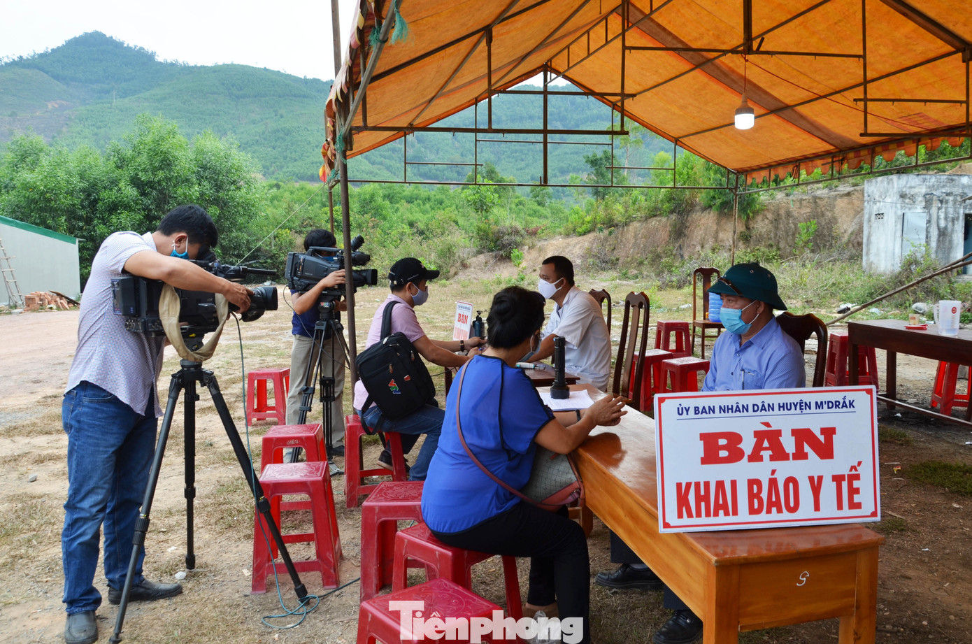 Báo Tiền phong trao 3 đợt quà 'Chung tay chống dịch COVID-19' ở Tây Nguyên ảnh 7