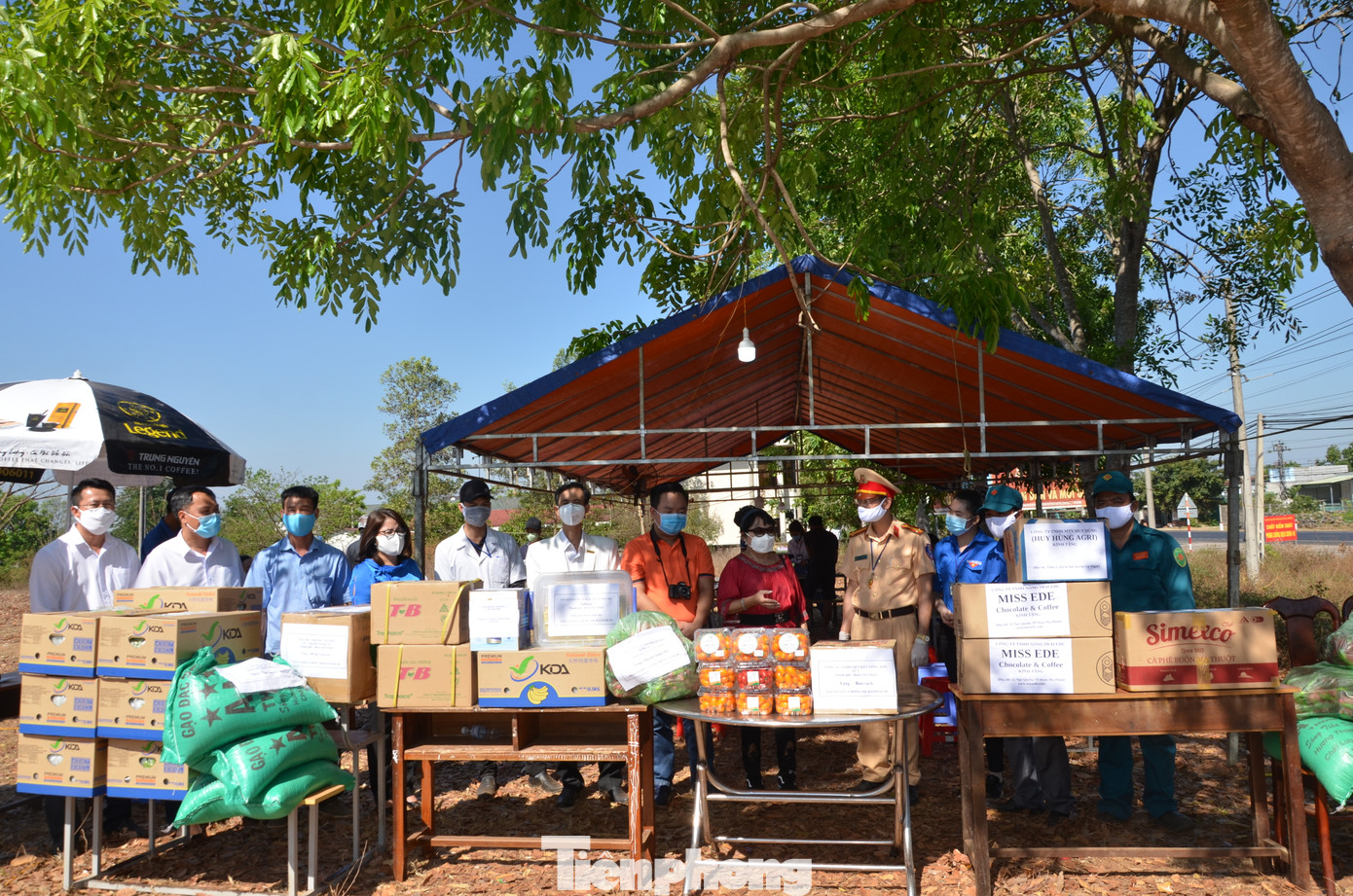 Báo Tiền phong trao 3 đợt quà 'Chung tay chống dịch COVID-19' ở Tây Nguyên ảnh 2
