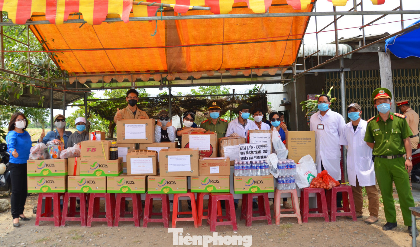 Báo Tiền phong trao 3 đợt quà 'Chung tay chống dịch COVID-19' ở Tây Nguyên ảnh 5