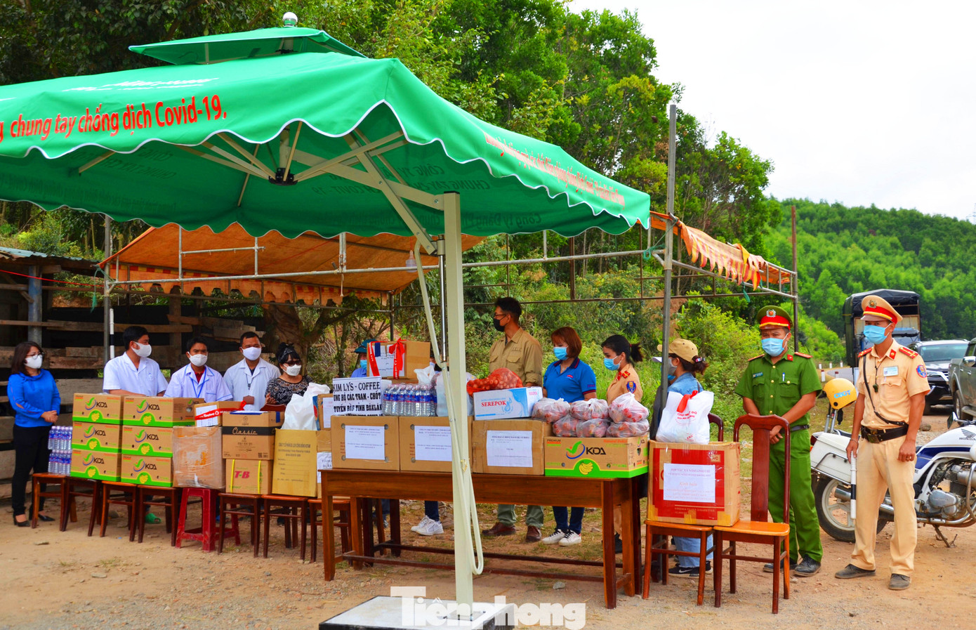 Báo Tiền phong trao 3 đợt quà 'Chung tay chống dịch COVID-19' ở Tây Nguyên ảnh 3