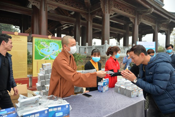 Du khách được phát khẩu trang khi về chùa Tam Chúc. Ảnh: H.A Người dân Tây Nguyên được tặng hơn 100 nghìn khẩu trang phòng virus corona ảnh 8