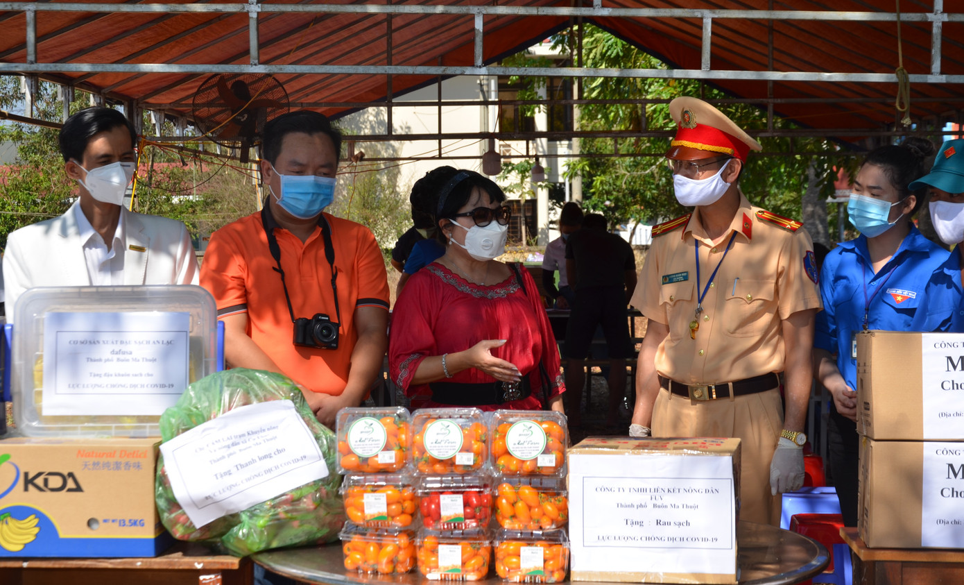 Tây Nguyên: Người dân góp quà động viên tuyến đầu phòng chống COVID-19 ảnh 10