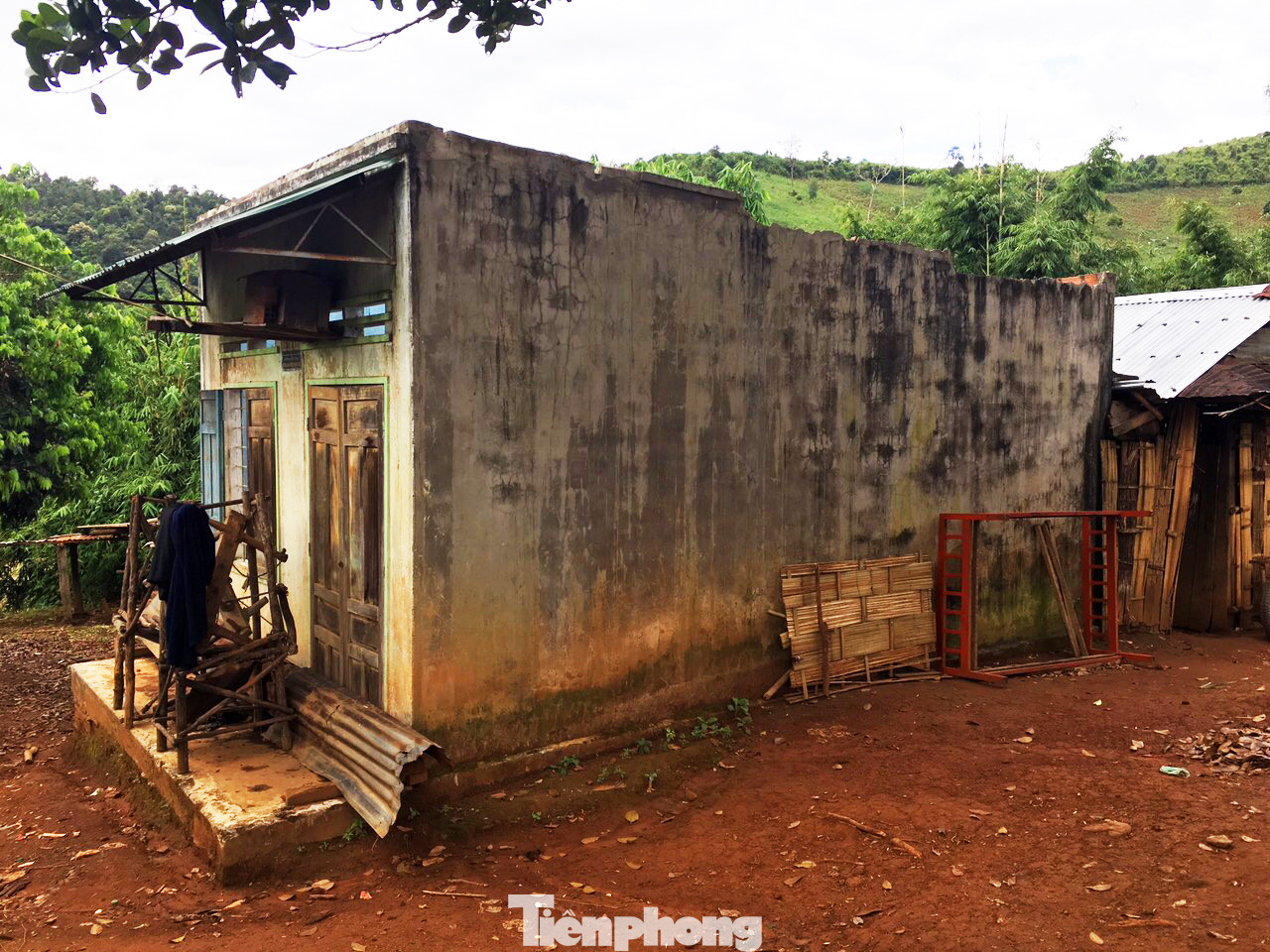 Mất liên lạc với lao động xuất khẩu, cả buôn làng đứng ngồi không yên ảnh 1