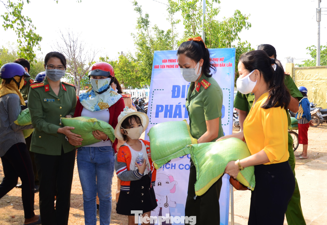 Báo Tiền Phong cùng Công an tỉnh tặng gạo cho phụ nữ vùng đa sắc tộc giáp biên ảnh 6