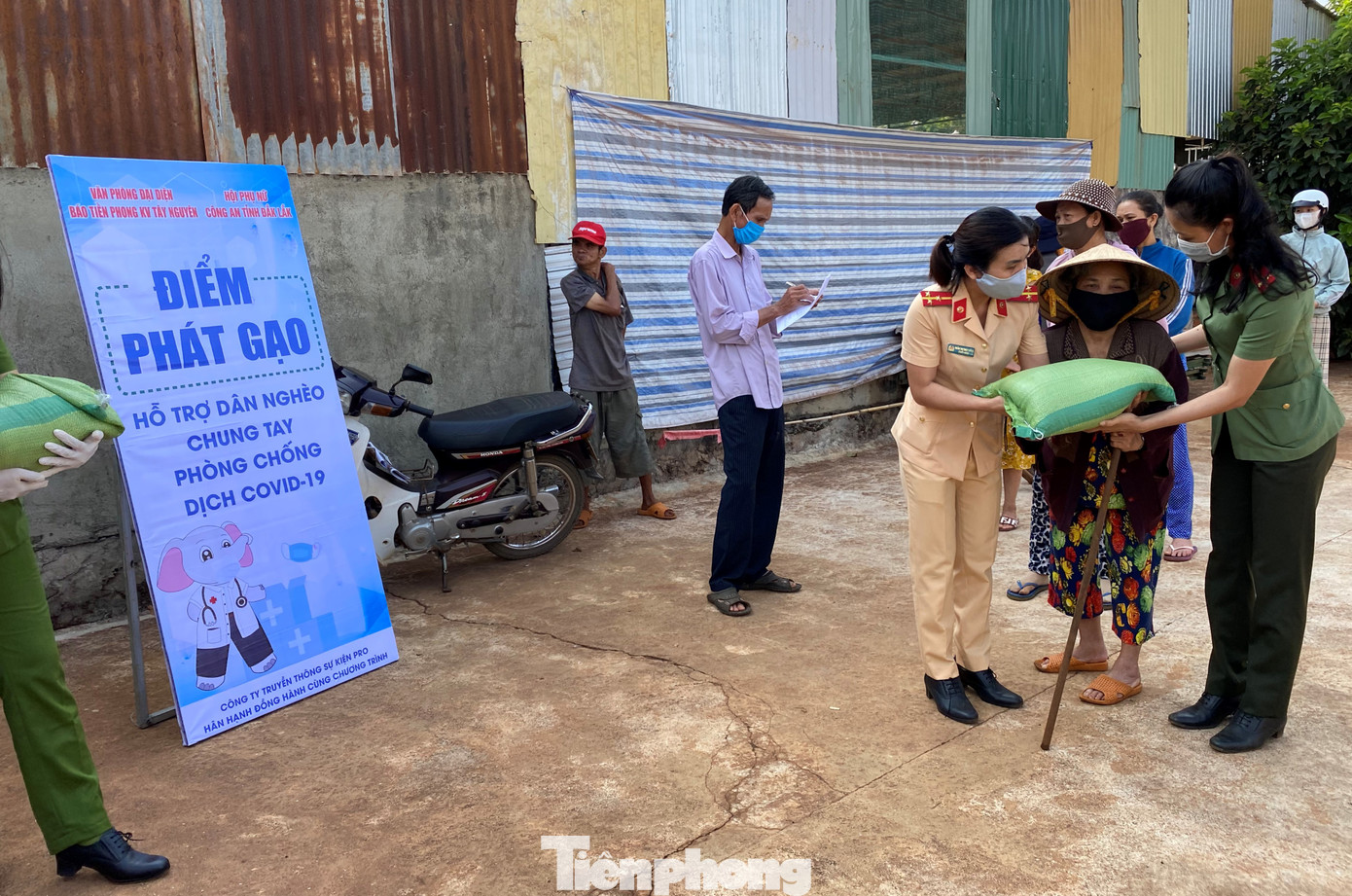 Báo Tiền Phong cùng Công an tỉnh tặng gạo cho phụ nữ vùng đa sắc tộc giáp biên ảnh 3