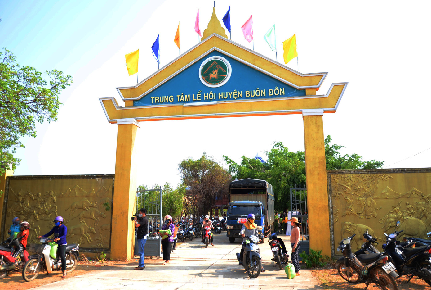 Báo Tiền Phong cùng Công an tỉnh tặng gạo cho phụ nữ vùng đa sắc tộc giáp biên ảnh 5