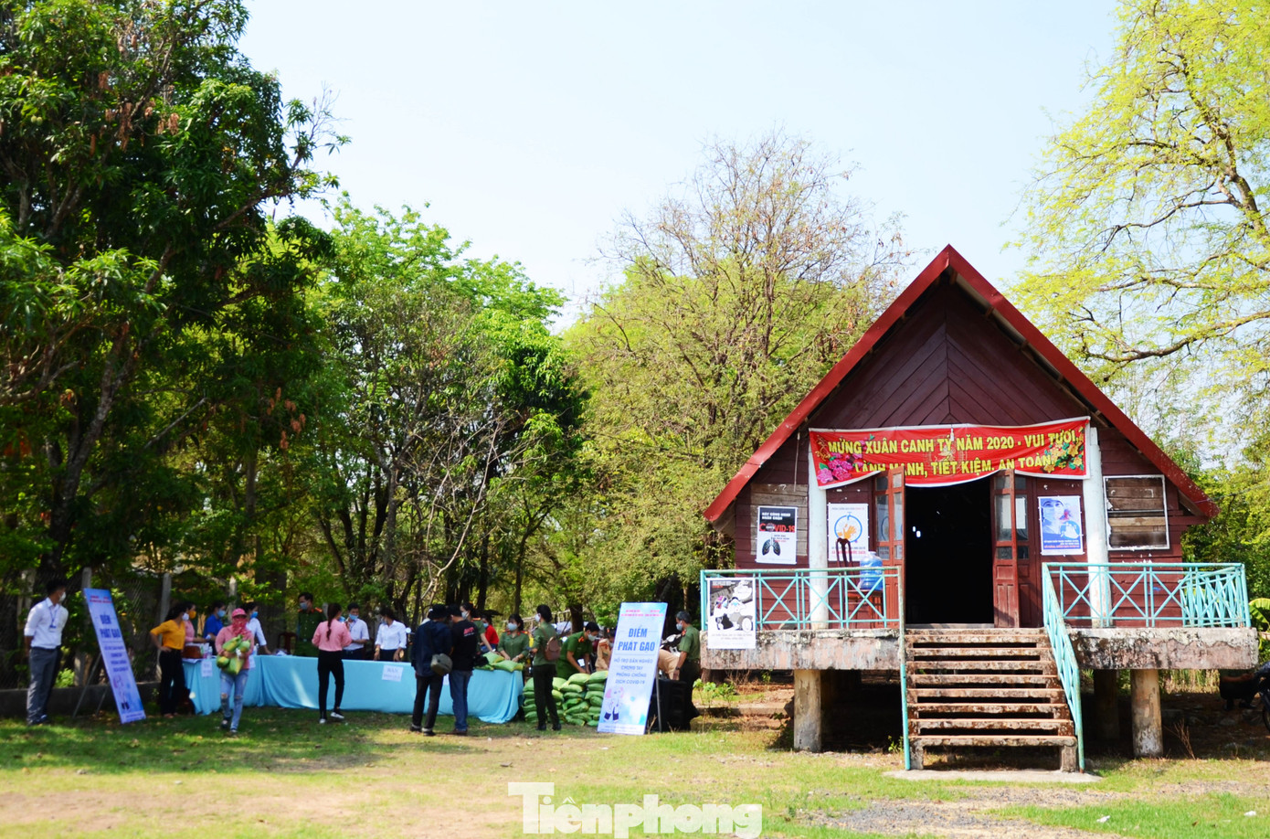 Báo Tiền Phong cùng Công an tỉnh tặng gạo cho phụ nữ vùng đa sắc tộc giáp biên ảnh 10