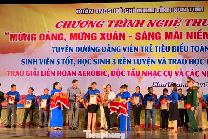 Kon Tum tuyên dương 90 đảng viên trẻ tiêu biểu, trao 80 học bổng Vừ A Dính ảnh 1