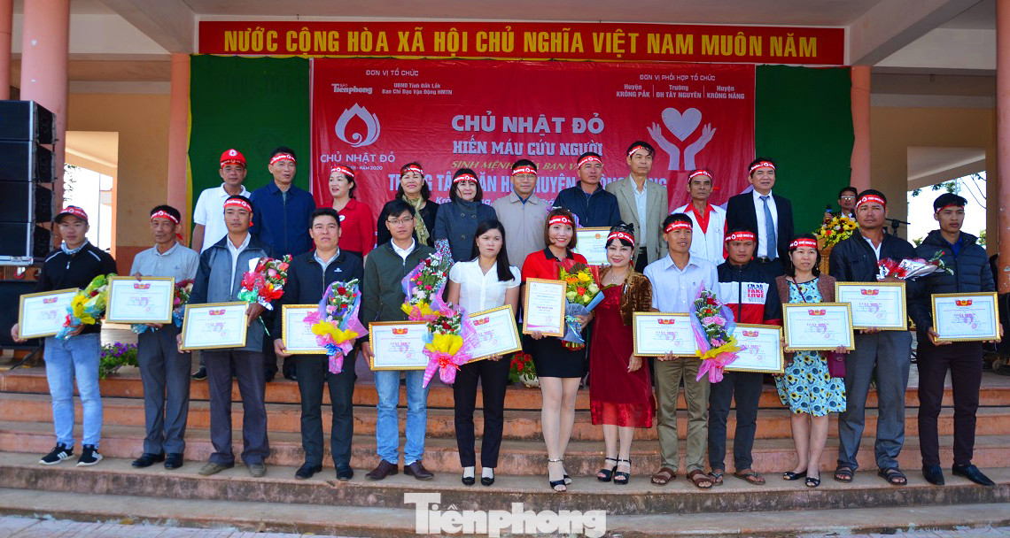 30 dân tộc anh em cổ vũ Chủ nhật Đỏ ở Krông Năng ảnh 15