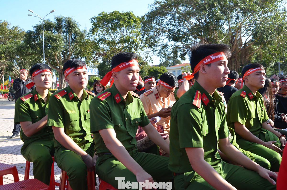 30 dân tộc anh em cổ vũ Chủ nhật Đỏ ở Krông Năng ảnh 11