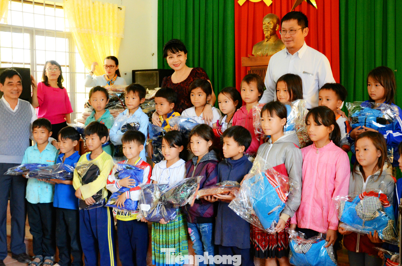 Áo ấm mùa đông cho các trò nhỏ sắp được vào Ký túc xá 115 ảnh 3