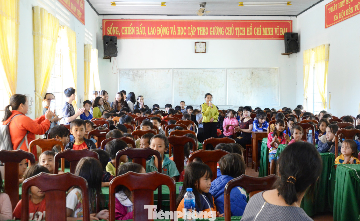 Áo ấm mùa đông cho các trò nhỏ sắp được vào Ký túc xá 115 ảnh 4