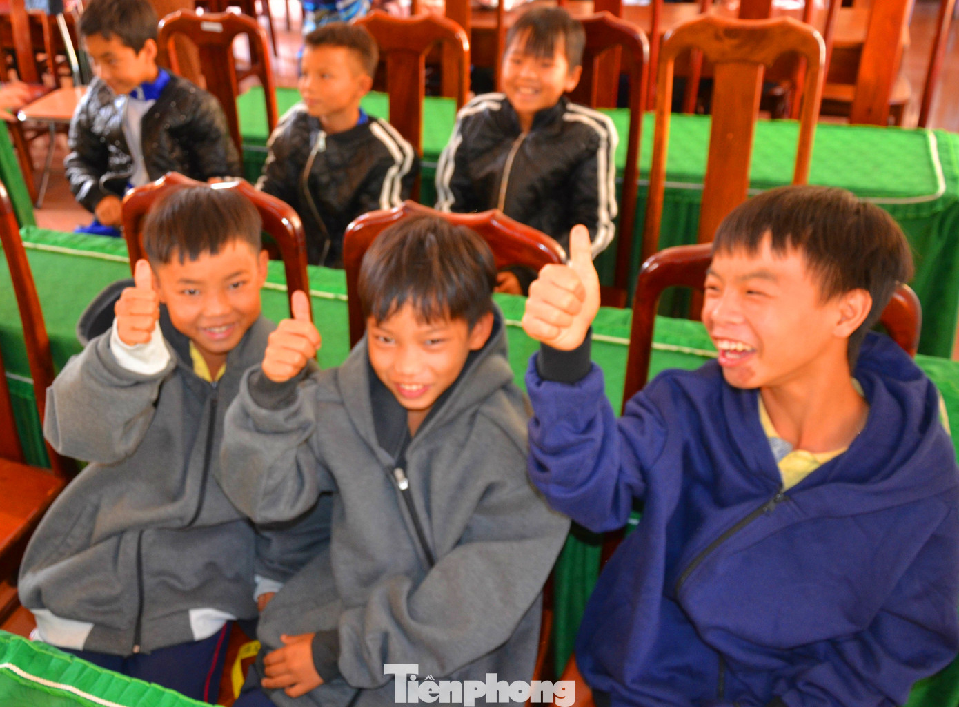 Áo ấm mùa đông cho các trò nhỏ sắp được vào Ký túc xá 115 ảnh 2