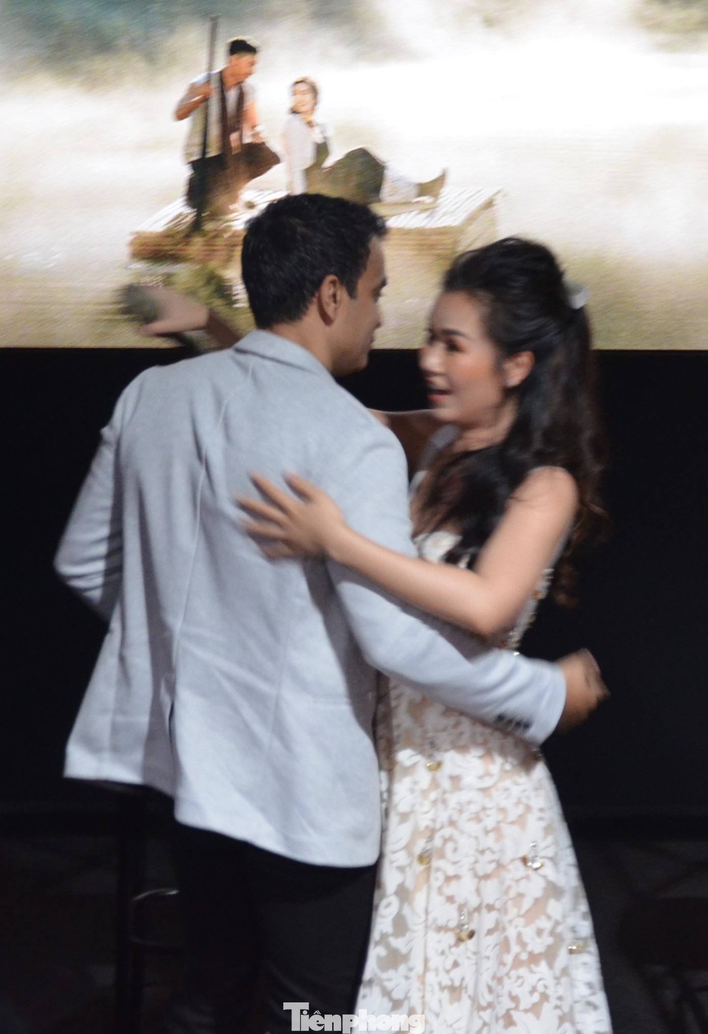 'Nhà anh trên đỉnh cheo leo'-MV quay cảnh đẹp như châu Âu của Võ Hạ Trâm ảnh 3