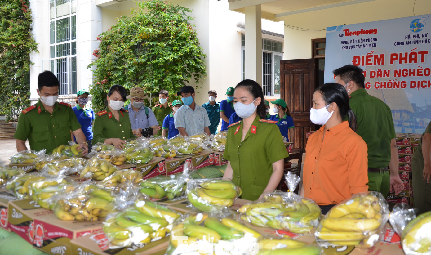 Tiền Phong trên Tây Nguyên: Những chuyến trao quà, phát gạo gắn kết tình quân dân ảnh 7