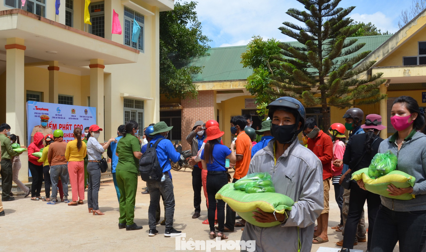 Tiền Phong trên Tây Nguyên: Những chuyến trao quà, phát gạo gắn kết tình quân dân ảnh 2