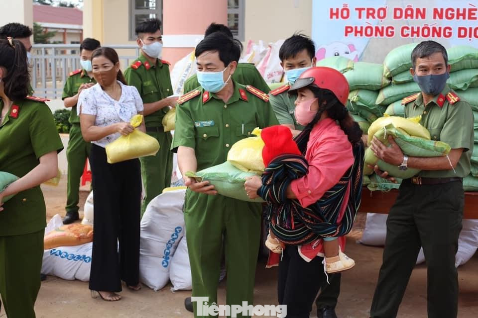 Tiền Phong trên Tây Nguyên: Những chuyến trao quà, phát gạo gắn kết tình quân dân ảnh 9