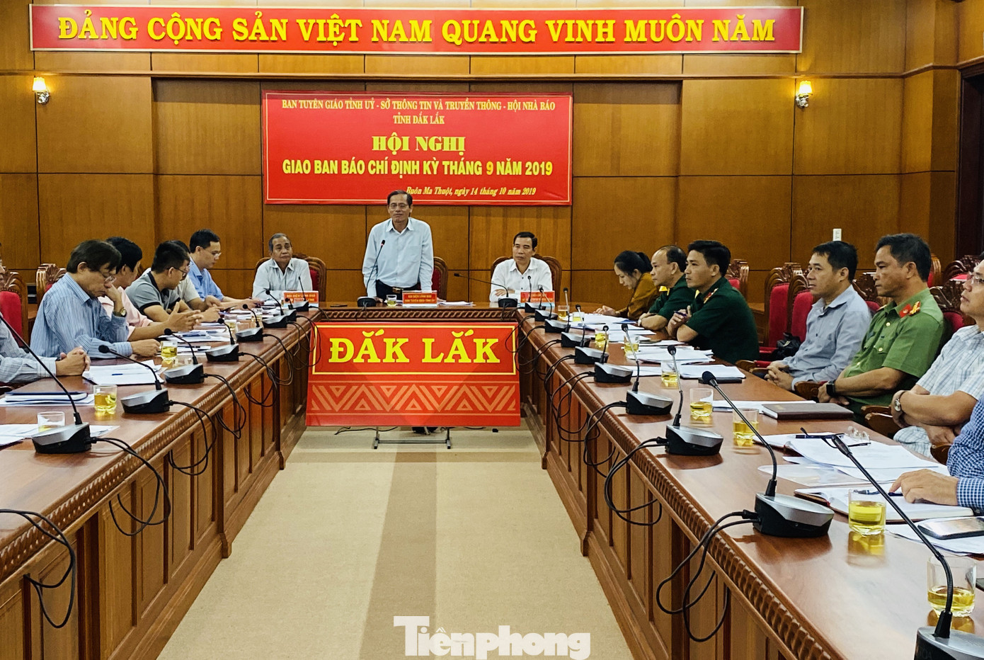 Trưởng phòng đánh tráo thân phận, Phó phòng bị 'tố' chưa tốt nghiệp THPT ảnh 1