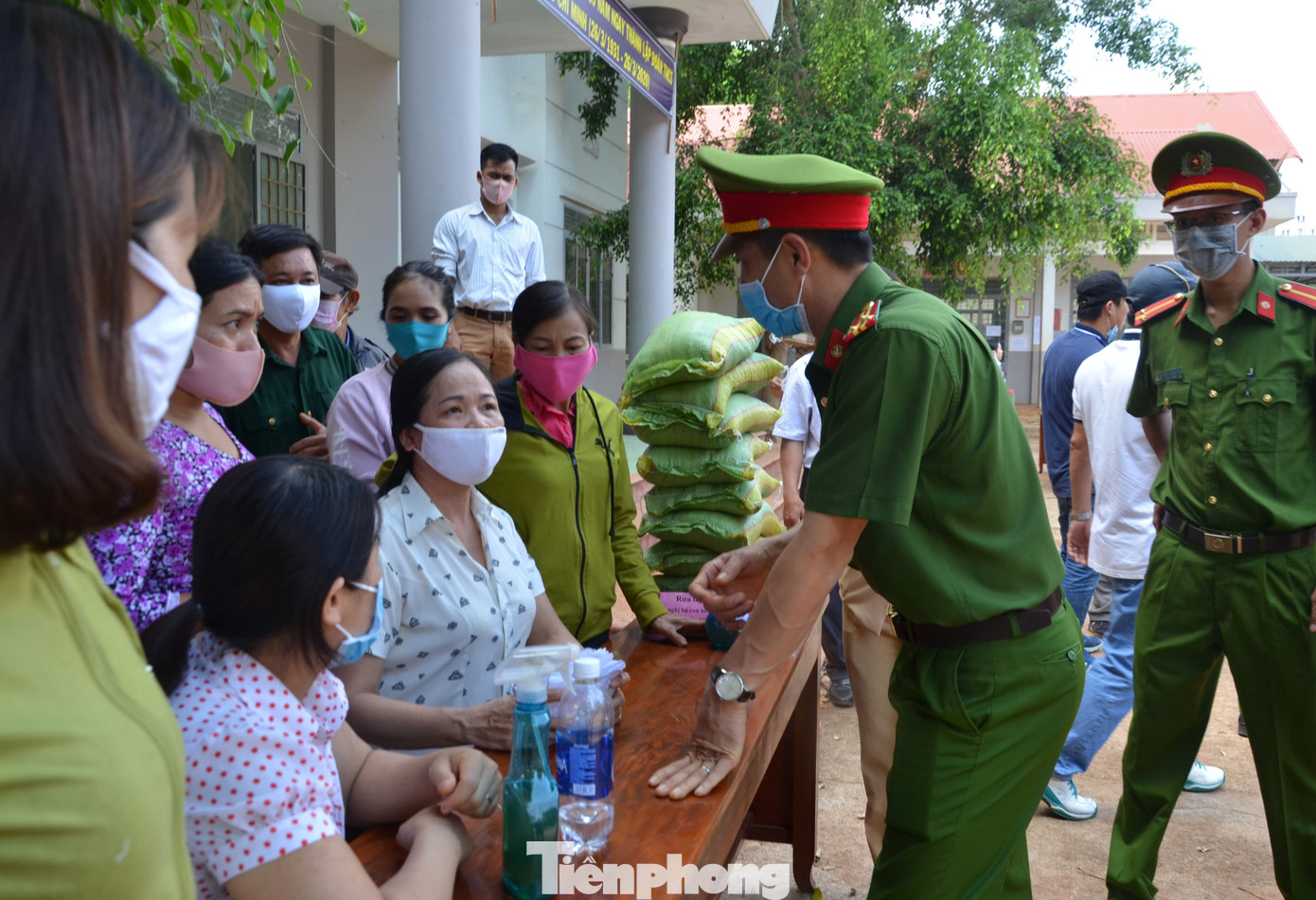 Bí thư Tỉnh ủy Đắk Lắk ủng hộ chương trình phát gạo cho dân nghèo vùng sâu ảnh 9