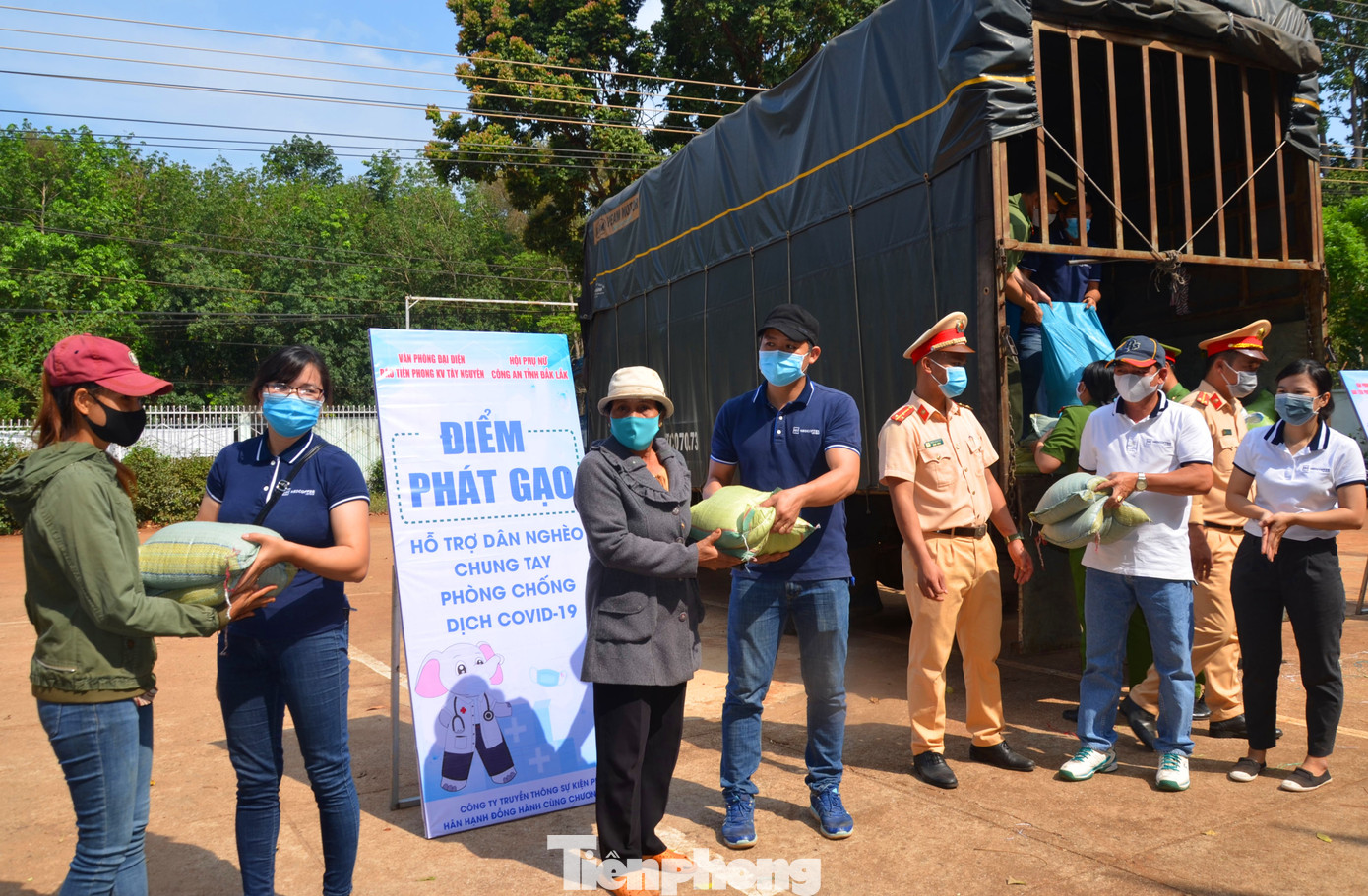 Bí thư Tỉnh ủy Đắk Lắk ủng hộ chương trình phát gạo cho dân nghèo vùng sâu ảnh 6