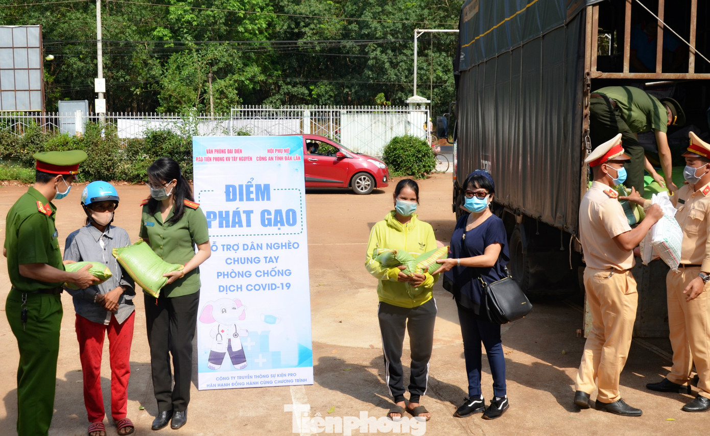 Bí thư Tỉnh ủy Đắk Lắk ủng hộ chương trình phát gạo cho dân nghèo vùng sâu ảnh 5