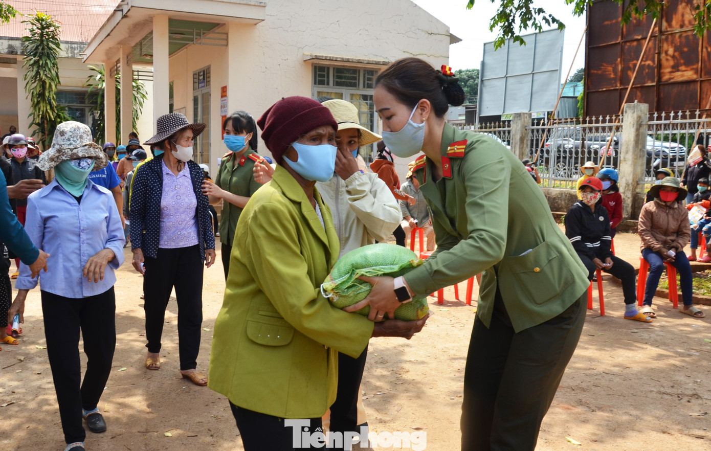 Bí thư Tỉnh ủy Đắk Lắk ủng hộ chương trình phát gạo cho dân nghèo vùng sâu ảnh 8