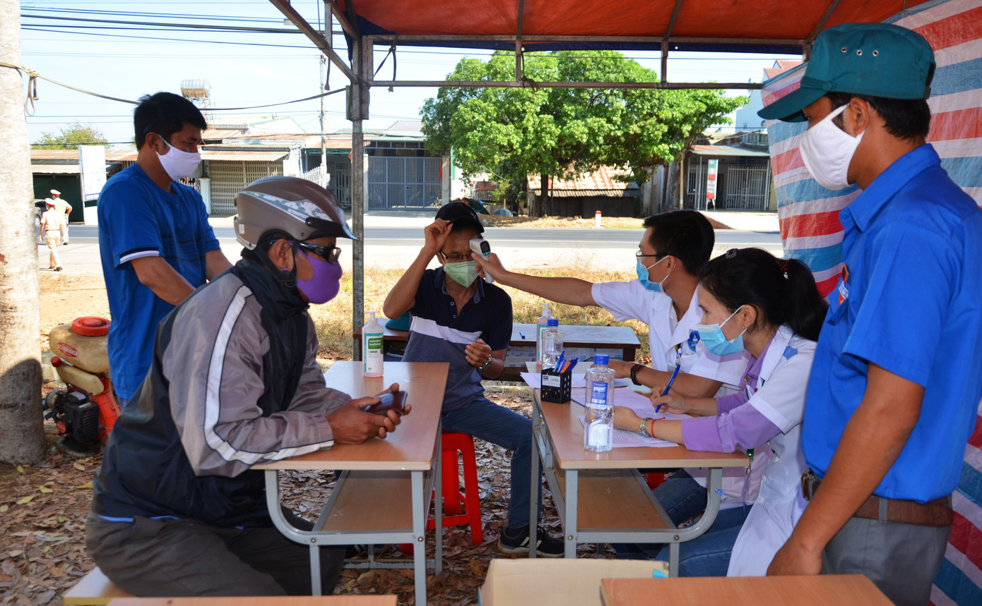 Tây Nguyên: Người dân góp quà động viên tuyến đầu phòng chống COVID-19 ảnh 11