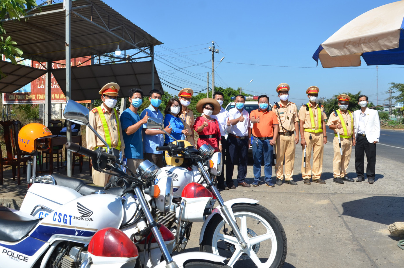 Tây Nguyên: Người dân góp quà động viên tuyến đầu phòng chống COVID-19 ảnh 12