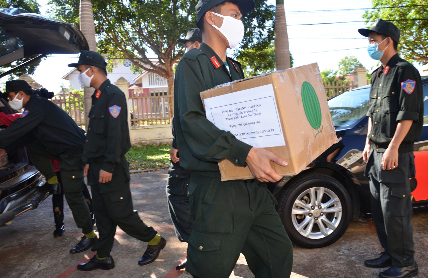 Tây Nguyên: Người dân góp quà động viên tuyến đầu phòng chống COVID-19 ảnh 8