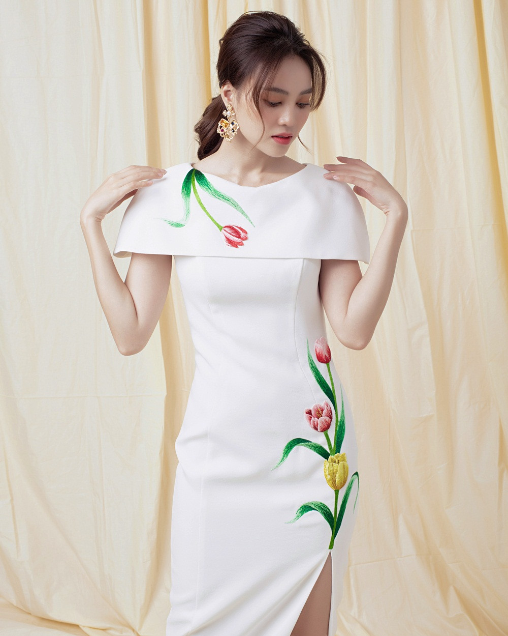 Ninh Dương Lan Ngọc diện đầm xẻ ngực gợi cảm ảnh 4