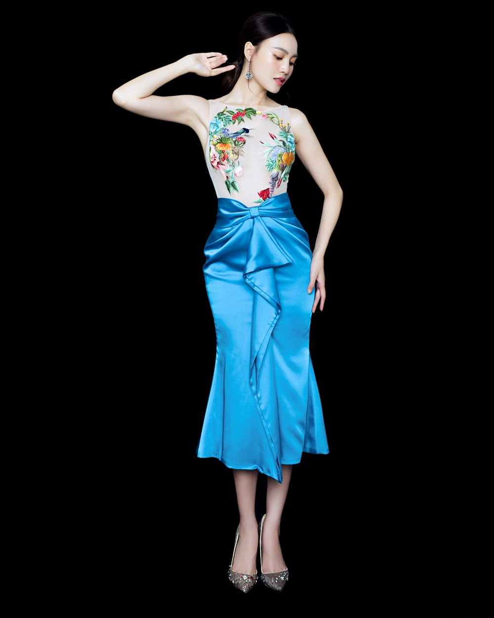 Ninh Dương Lan Ngọc diện đầm xẻ ngực gợi cảm ảnh 5