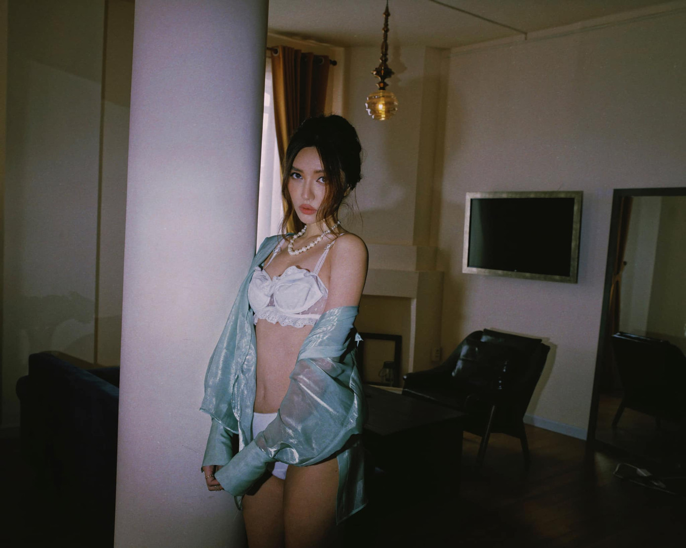 Bích Phương khoe 3 vòng 'bỏng mắt' trong bộ ảnh bikini mới ảnh 2