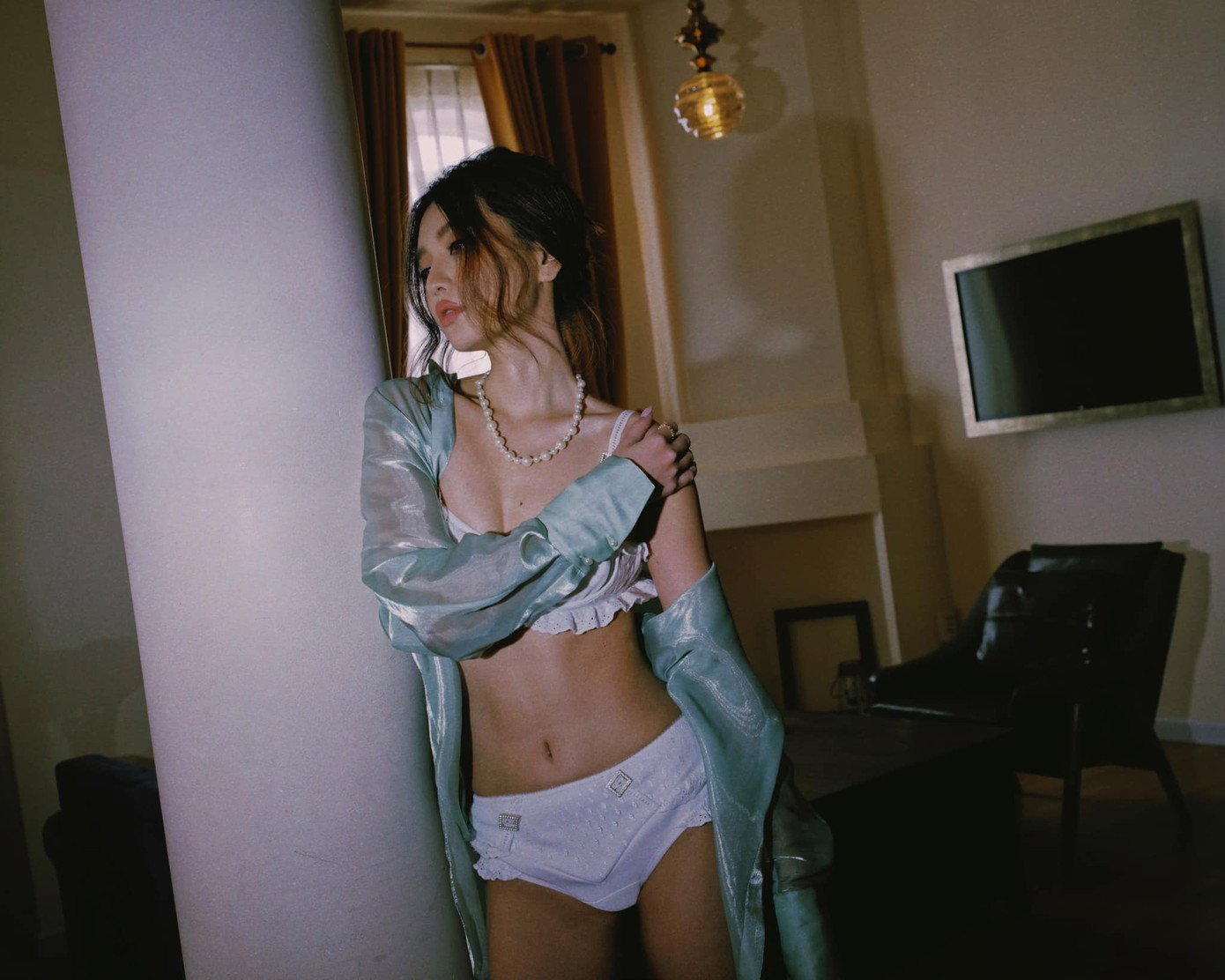 Bích Phương khoe 3 vòng 'bỏng mắt' trong bộ ảnh bikini mới ảnh 3