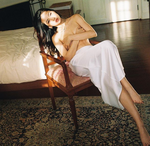 'Nóng mắt' với ảnh Chi Pu 'thả rông' vòng 1 ảnh 1