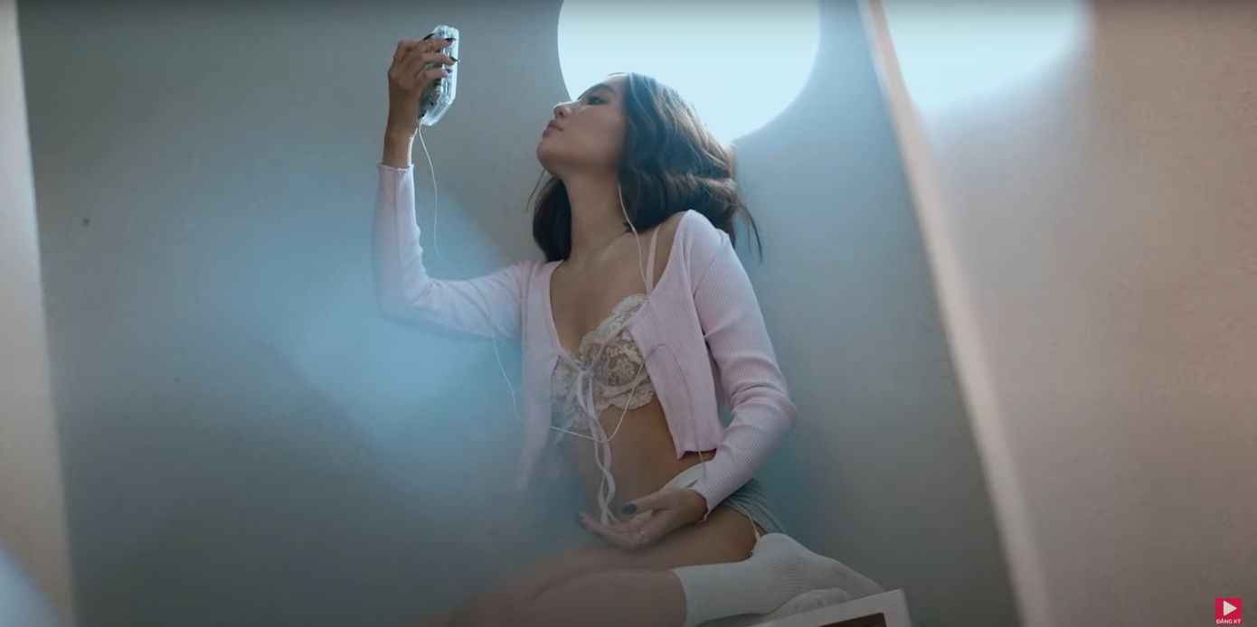 Bích Phương khoe thân hình nuột nà nóng bỏng trong MV gắn mác 18+ ảnh 4