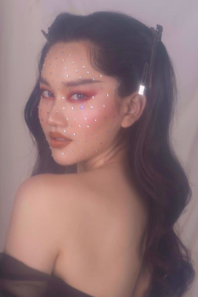 Bộ ảnh gợi cảm táo bạo gây bất ngờ của thiếu nữ Hà Lan 'Mắt biếc' ảnh 2