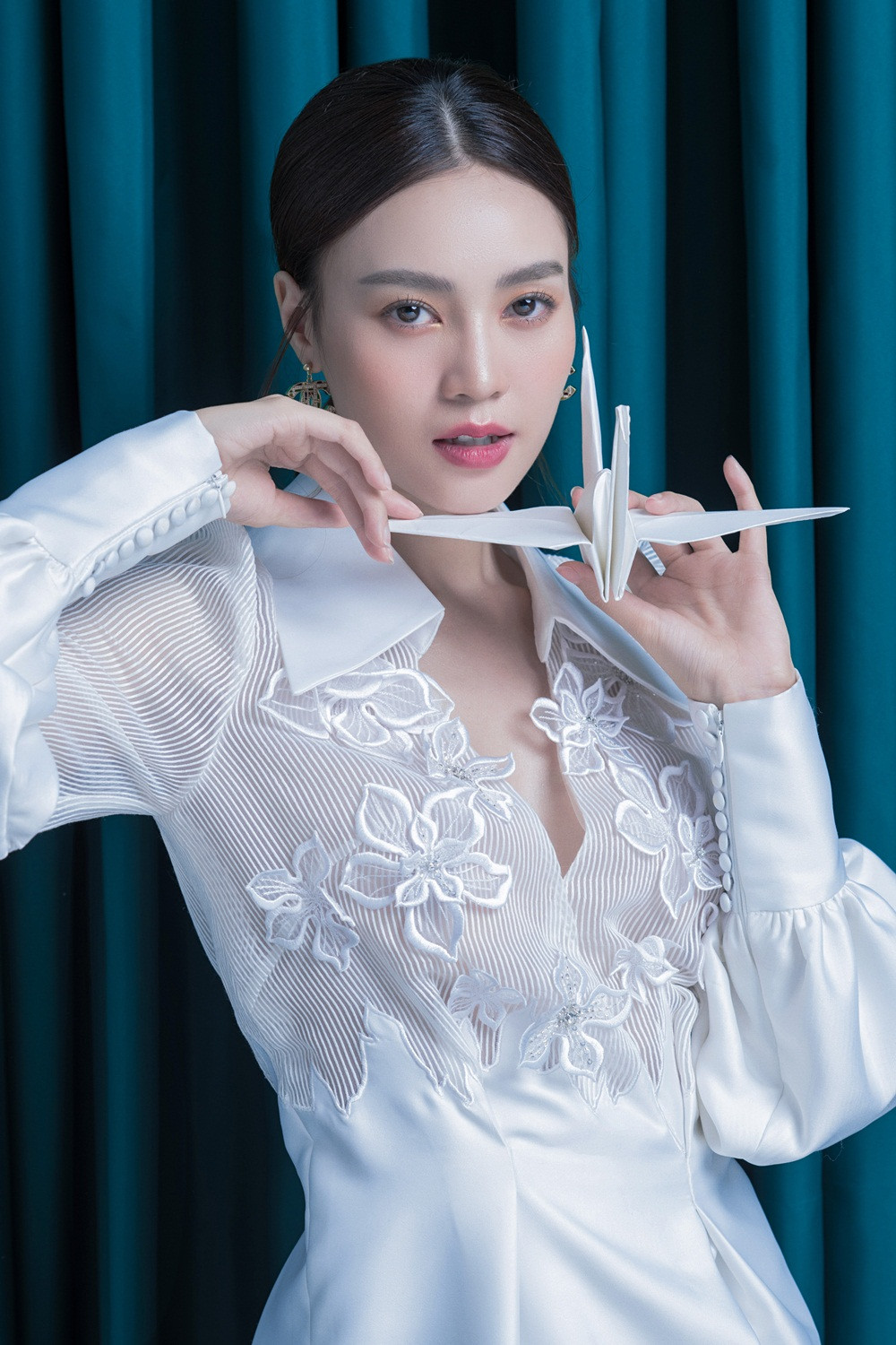 Ninh Dương Lan Ngọc diện đầm xẻ ngực gợi cảm ảnh 6