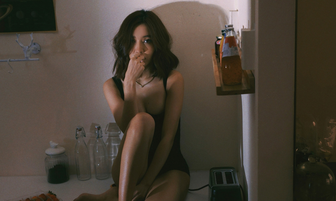 Bích Phương khoe thân hình nuột nà nóng bỏng trong MV gắn mác 18+ ảnh 3