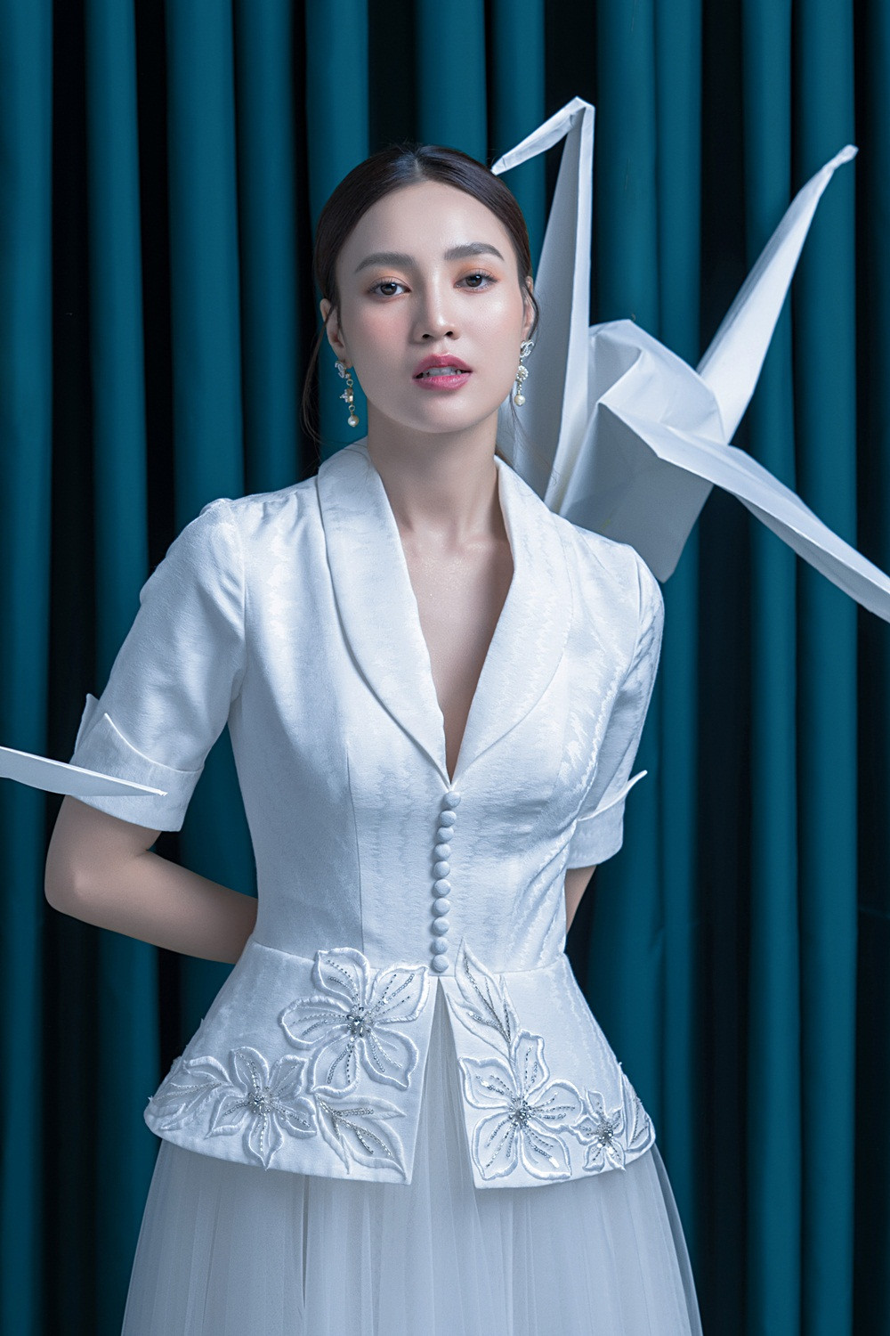 Ninh Dương Lan Ngọc diện đầm xẻ ngực gợi cảm ảnh 7