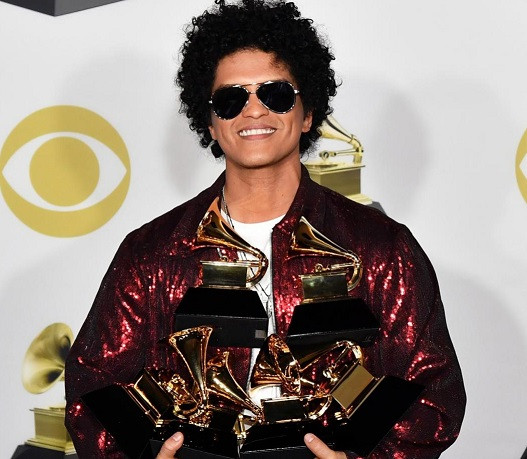 Bruno Mars kết hợp với chủ nhân kèn vàng Grammy, fan xem ảnh cứ ngỡ The Weeknd? ảnh 4