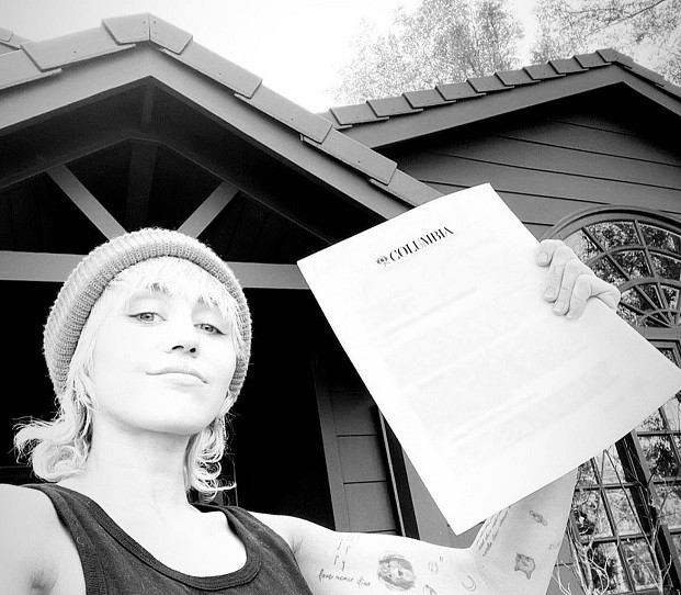 Miley Cyrus sẽ trở thành “gà cưng” hay lại bị hắt hủi khi về chung nhà với BTS và Adele? ảnh 1