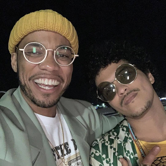 Bruno Mars kết hợp với chủ nhân kèn vàng Grammy, fan xem ảnh cứ ngỡ The Weeknd? ảnh 3