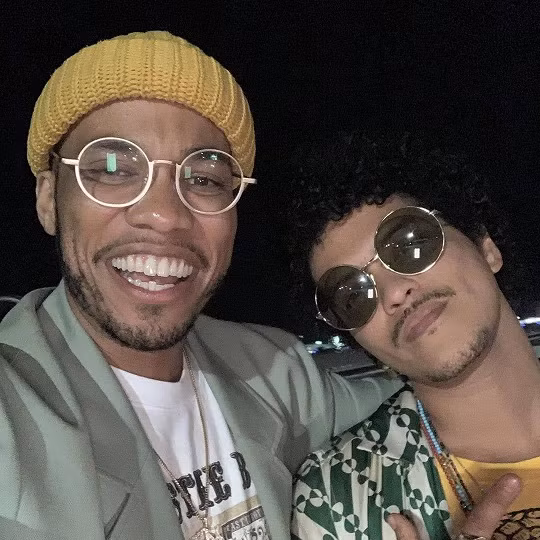 Bruno Mars kết hợp với chủ nhân kèn vàng Grammy, fan xem ảnh cứ ngỡ The Weeknd? ảnh 3