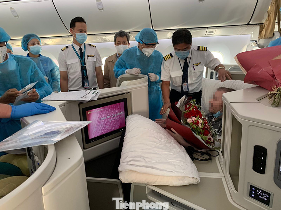 Phi công người Anh đã về đến quê nhà sau 15 giờ bay từ Hà Nội ảnh 2
