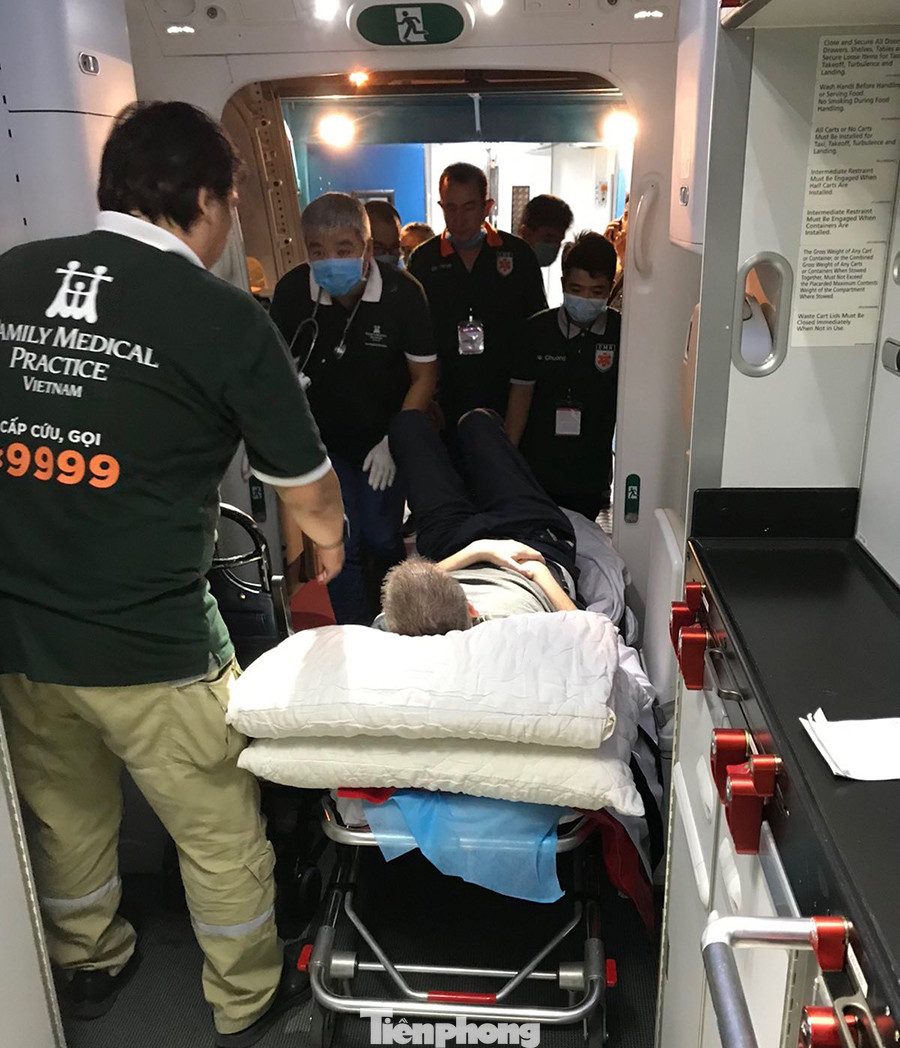 Phi công người Anh đã về đến quê nhà sau 15 giờ bay từ Hà Nội ảnh 4