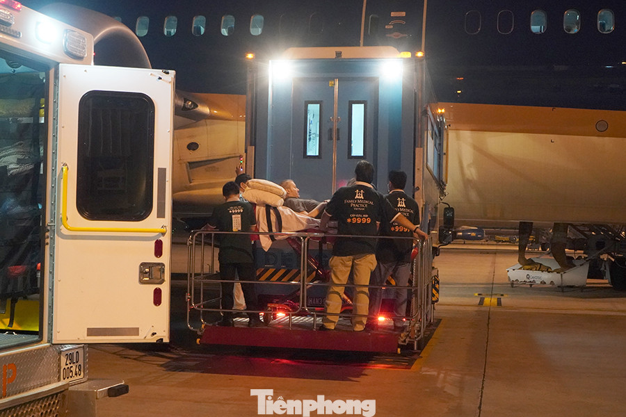 Hình ảnh phi công người Anh trên chuyến bay rời Việt Nam về nước ảnh 2